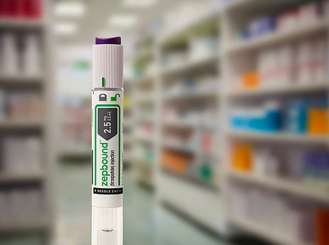 La pluma inyectora Zepbound de Eli Lilly es un medicamento inyectable con receta que puede ayudar a los adultos con obesidad o con exceso de peso.