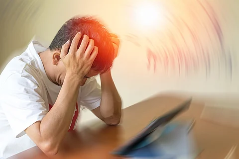El problema de las enfermedades cerebrales causa dolor de cabeza crónico e intenso, migraña. El hombre adulto se ve cansado y estresado deprimido, con problemas mentales, concepto médico