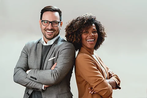Foto de una pareja de negocios multiétnica