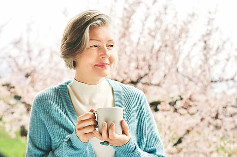 Mujer de mediana edad bebiendo café