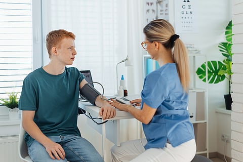 Los niños con presión arterial alta pueden enfrentar el riesgo de muerte prematura por enfermedad cardíaca en la edad adulta