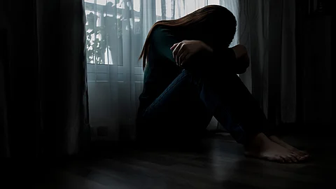 Mujer joven triste sentada en la cama en el dormitorio, Personas con concepto de depresión.