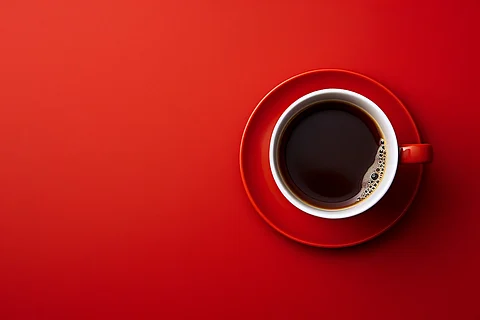 taza de café roja, vista de arriba hacia abajo, con espacio para texto