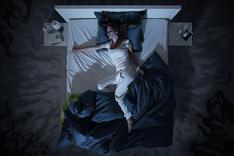 insomnio y pesadilla en la cama por la noche