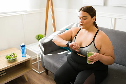 Mujer usando un rastreador de aplicaciones de fitness