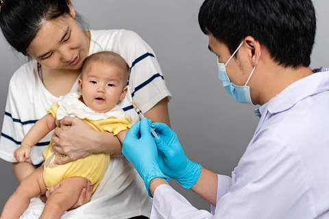 Vacunas o inyecciones médicas para el bebé con la madre