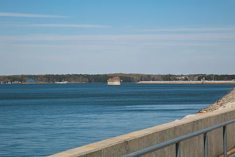 Caminata de la presa Dreher Shoals (presa del lago Murray, presa del río Saluda) Presa de terraplén de tierra para la hidroelectricidad en el río Saluda cerca de Columbia, Carolina del Sur, EE. UU.