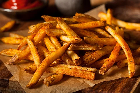 Papas fritas sazonadas cajún