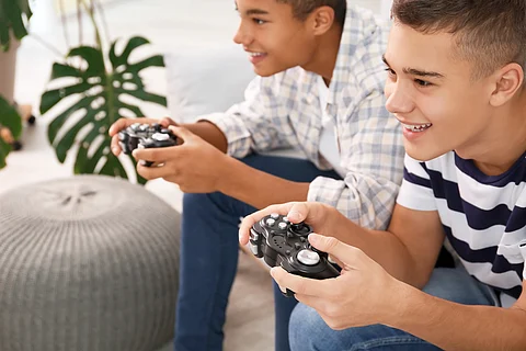 Adolescentes jugando videojuegos en casa