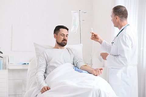 Hombre sometido a tratamiento de quimioterapia en clínica. Concepto de concienciación sobre el cáncer de próstata