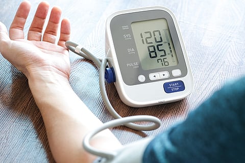Hombre revisa monitor de presión arterial y monitor de ritmo cardíaco con medidor de presión digital. Concepto de cuidado de la salud y médico