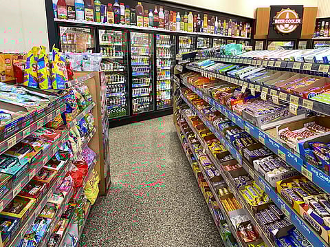 Las exhibiciones de dulces y bebidas en una gasolinera Wawa