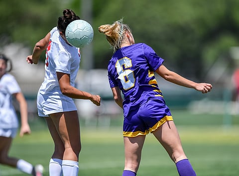 Cabecear un balón de fútbol está relacionado con una peor salud cerebral