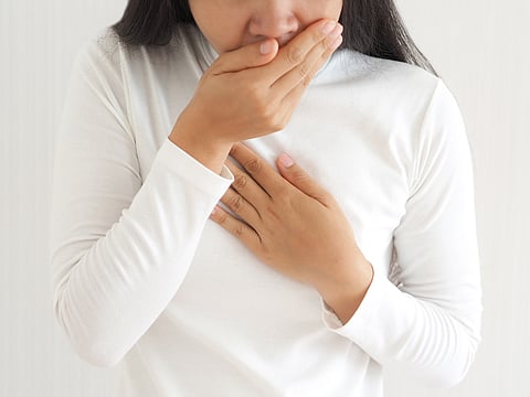 Mujer vómito y náuseas sobre fondo blanco aislado Uso para el concepto de atención médica.