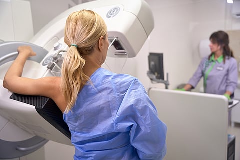 Paciente recibe tomosíntesis digital de mama en centro médico
