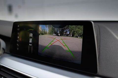 Monitor con asistencia de aparcamiento en el coche moderno