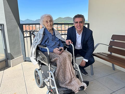 Maria Branyas Morera en 2023 con Manel Esteller, catedrático de genética de la Facultad de Medicina de la Universidad de Barcelona