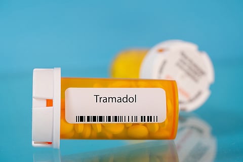 Tramadol. Pastillas de tramadol en frasco de medicamentos recetados RX