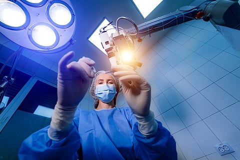 Etapas de elevación del colgajo durante la operación de oftalmología lasik. Corrección de la visión.