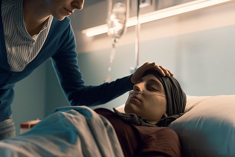 Mujer joven ayudando a su amiga en el hospital