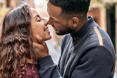 Pareja joven interracial feliz besándose
