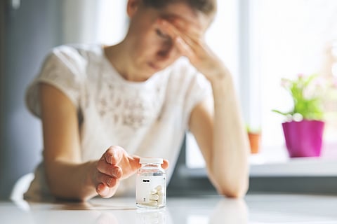 Mujer deprimida tomando medicación
