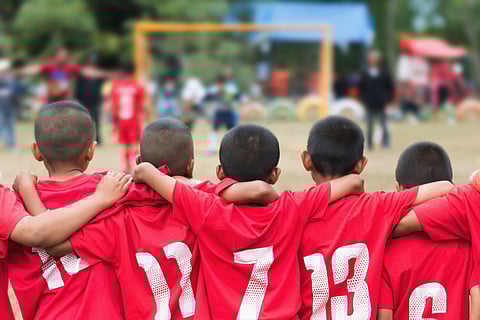 Equipo de fútbol americano para niños pequeños