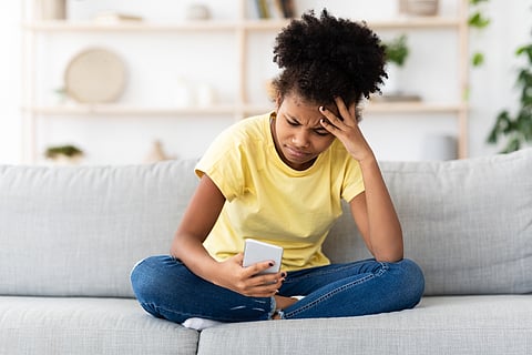 Chica adolescente molesta en el smartphone