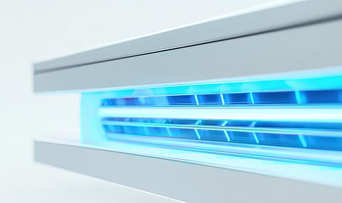 Primer plano de un purificador de aire moderno y elegante con luz azul brillante.