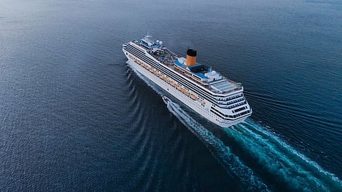 Vista aérea de un hermoso crucero blanco sobre el concepto de crucero de lujo, viaje en vacaciones vacacionales. Mástil de proa