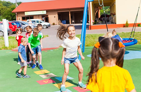 Clase de educación física entretenida en verano al aire libre
