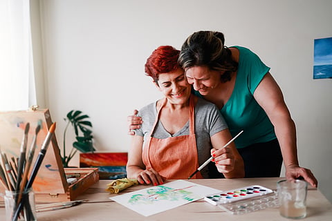 Pareja gay artista de último curso pintando dentro de una escuela de galería de arte - Familia lesbiana, concepto LGBTQ
