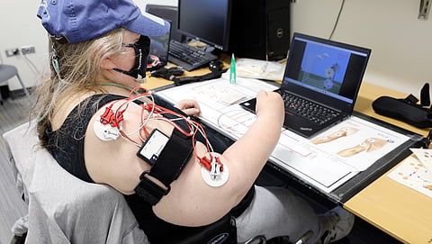 Un superviviente de un ictus que participó en el estudio juega al videojuego de Condicionamiento MINT del estudio.