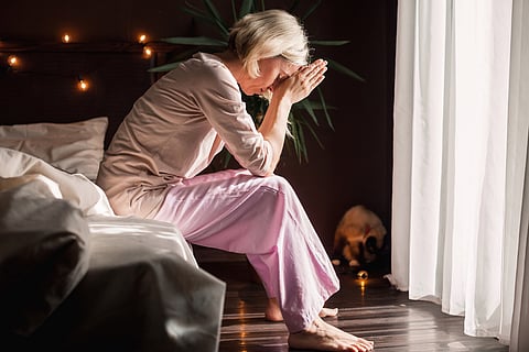 Mujer de mediana edad con estrés crónico
