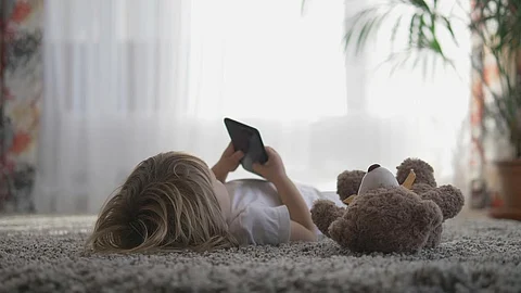 早過ぎる子どものスマホデビューは心の発達に有害