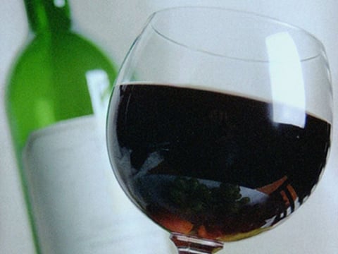 Resolviendo el misterio de por qué el vino tinto causa dolores de cabeza a algunas personas