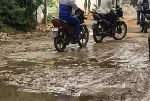 Road from Dando to police station in pathetic state!