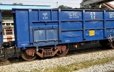 Four coal-laden wagons of goods train derail at Kulem