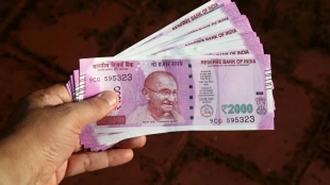 People are rushing to pumps insisting on paying in 2k notes