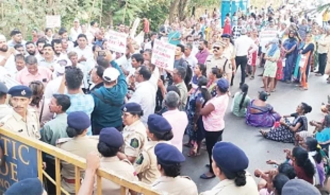 STs protest for political reservation, block old Mandovi Bridge