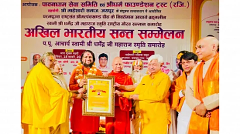 Brahmeshanand Swamiji awarded Rashtriya Gaurav “Pavan Sant Sanman” at Akhil Bhartiya sant Sanmelan