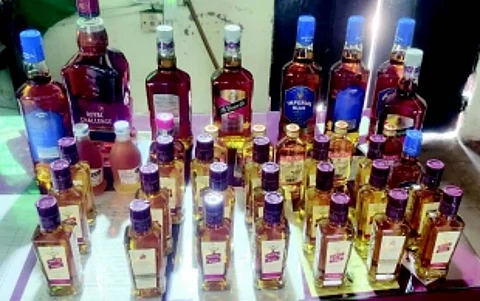 Liqour worth Rs 5,515 abandoned near Mollem checkpost seized by cops
