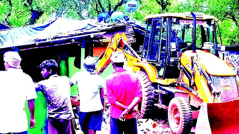 Bicholim Municipal Council demolishes eight
huts at Pirachikond