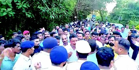 Cuncolim schoolyard brawl: Mob marches to police station, demands arrest of principal, teacher