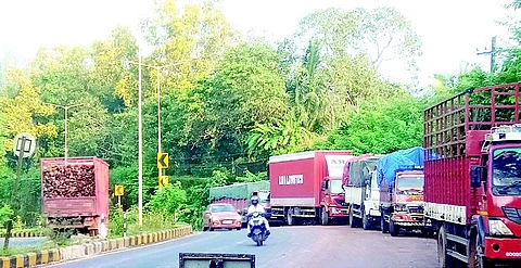 Truck parking along Ponda bypass roads raises safety concerns