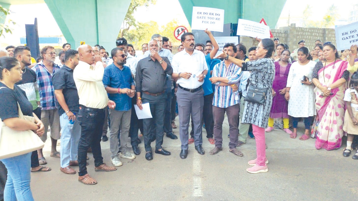 Baina Residents Protest Against MPA Over Gates at Flyover Entry and Exit Ramps