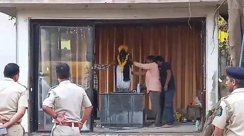 Artisans removing the statue of Khapreshwar at Porvorim on Monday
