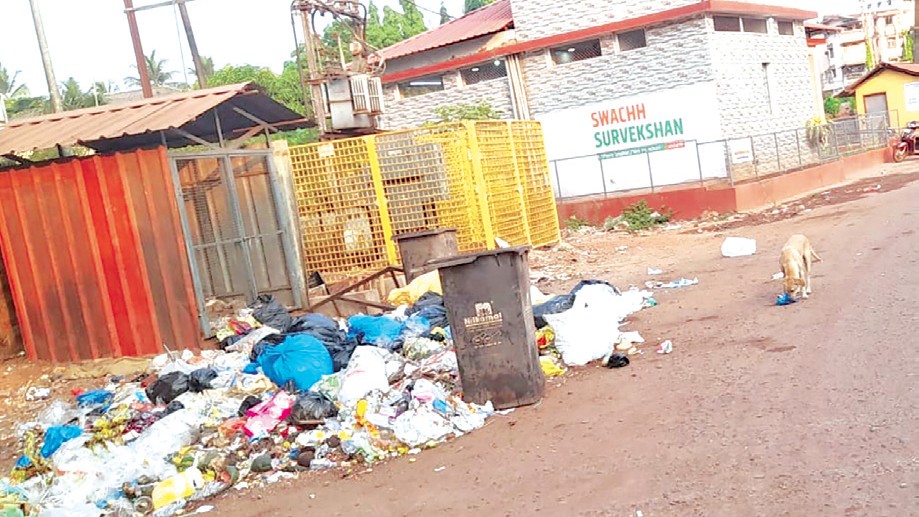 KTC Mapusa Bus-Stand Faces Dangerous Potholes and Uncollected Garbage, Endangering Commuters