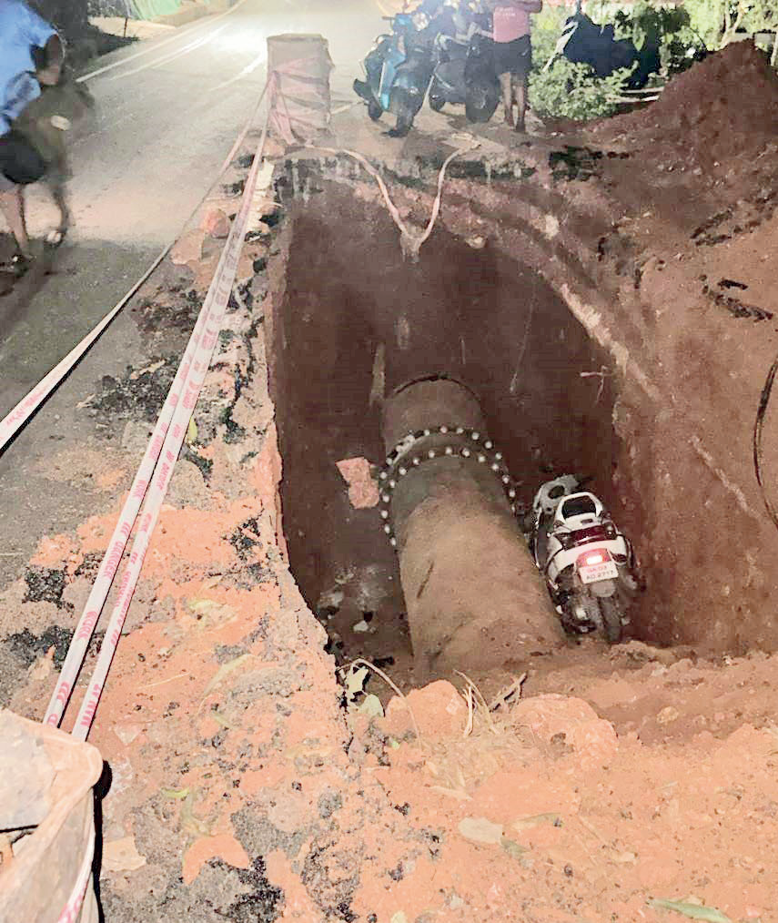 Narrow escape for rider after
scooter falls into trench at Siolim