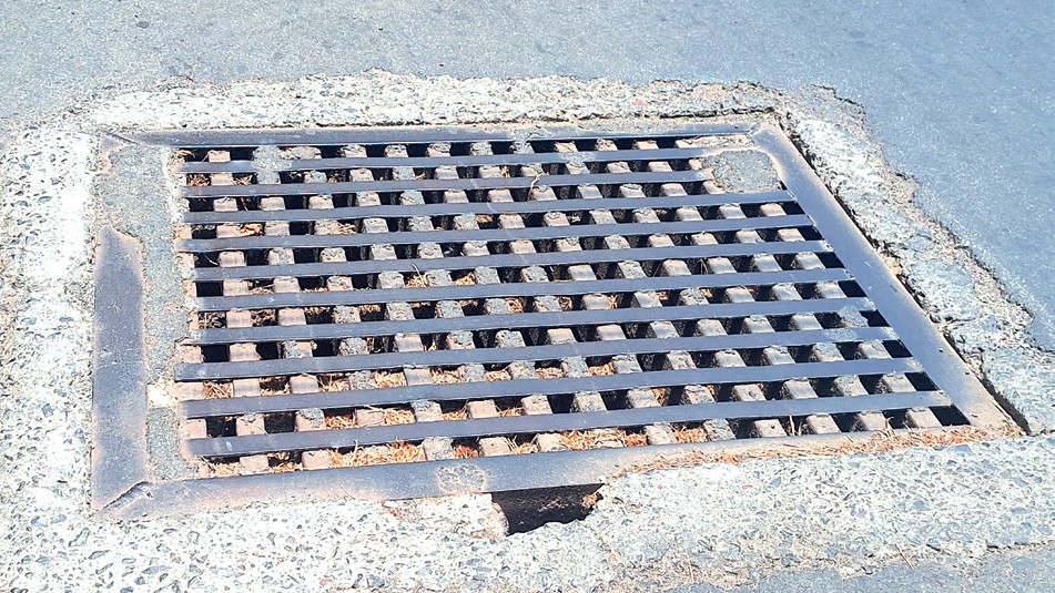 Drain Gratings on Panjim’s D B Road Pose Major Hazard to Two-Wheeler Riders